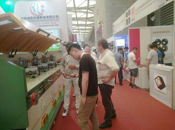 江陰市祥樂機械制造有限公司展會上與國外客戶溝通洽談合作！