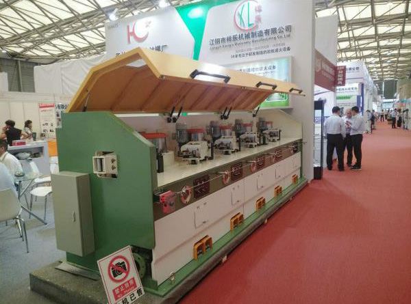 江陰市祥樂機械制造有限公司展會上與國外客戶溝通洽談合作！